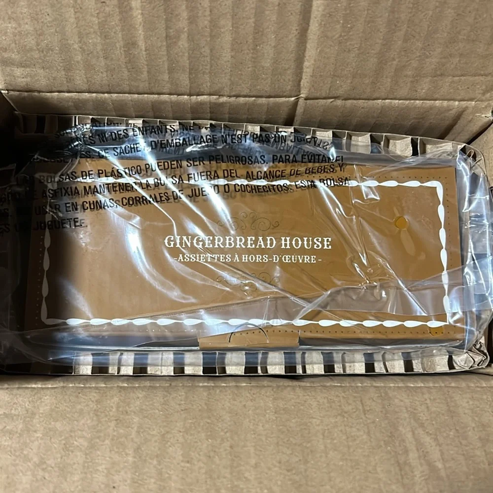 Pottery Barn Gingerbread House Set of 4 Appetizer plates BNIB - Picture 8 of 9